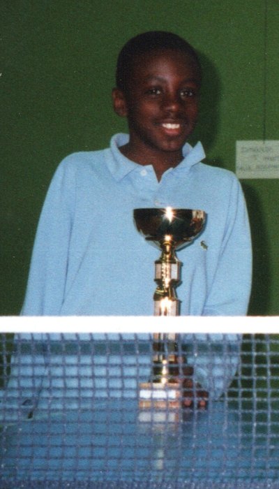 15 mars 1998 — Blaise Matuidi, 10 ans, avec sa coupe du Premier Pas Pongiste, salle Decaudain à Fontenay-sous-Bois