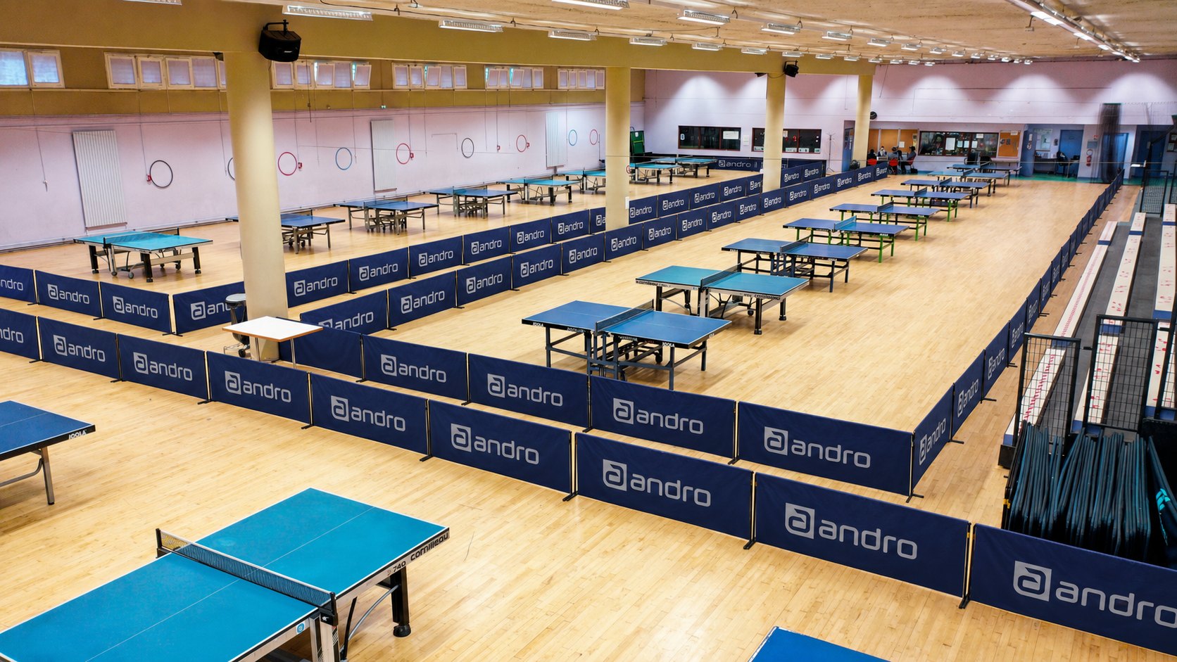 Vue d'ensemble de la salle Decaudain et de ses tables